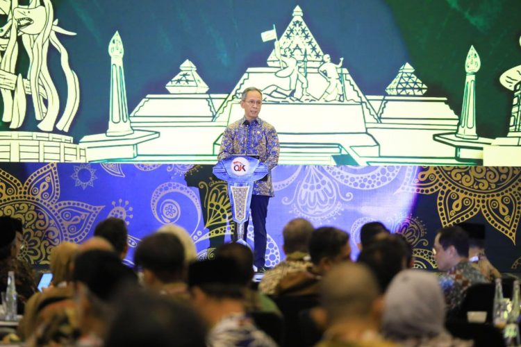 Ketua Dewan Komisioner OJK Mahendra Siregar menyampaikan sambutan pembukaan Indonesia Islamic Finance Summit (IIFS) 2025 di Surabaya, Senin (3/11/2025). (Dok. Humas OJK)