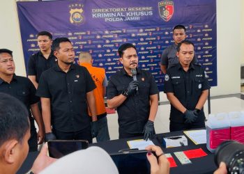 Personel Ditreskrimsus Polda Jambi menunjukkan barang bukti berupa dokumen dan jeriken berisi solar olahan hasil pengungkapan kasus pengangkutan BBM ilegal lintas provinsi, Selasa (4/11/2025). (Dok. Nahar)
