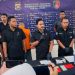 Personel Ditreskrimsus Polda Jambi menunjukkan barang bukti berupa dokumen dan jeriken berisi solar olahan hasil pengungkapan kasus pengangkutan BBM ilegal lintas provinsi, Selasa (4/11/2025). (Dok. Nahar)