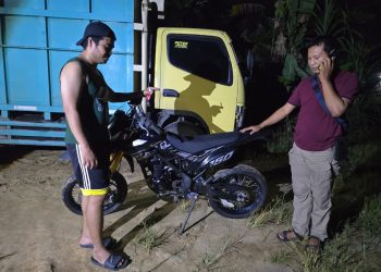 Anggota Polsek Jaluko memeriksa motor hasil curian yang ditemukan di kebun karet wilayah Desa Simpang Sungai Duren, Muaro Jambi, Selasa (4/11/2025). (Dok. Humas)