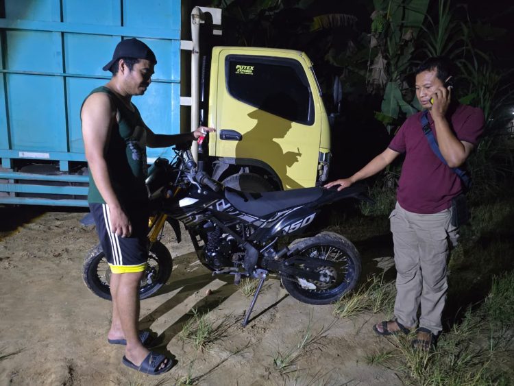 Anggota Polsek Jaluko memeriksa motor hasil curian yang ditemukan di kebun karet wilayah Desa Simpang Sungai Duren, Muaro Jambi, Selasa (4/11/2025). (Dok. Humas)