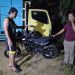 Anggota Polsek Jaluko memeriksa motor hasil curian yang ditemukan di kebun karet wilayah Desa Simpang Sungai Duren, Muaro Jambi, Selasa (4/11/2025). (Dok. Humas)