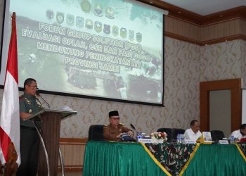 Danrem 042/Garuda Putih Brigjen TNI Heri Purwanto menyampaikan sambutan saat membuka Forum Group Solution (FGS) Evaluasi Oplah, CSR, dan Padi Gogo untuk mendukung peningkatan luas tambah tanam (LTT) Provinsi Jambi di Aula Balai Prajurit Makorem 042/Gapu, Selasa (4/11/2025). (Dok, Penrem 042/Gapu)