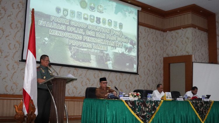 Danrem 042/Garuda Putih Brigjen TNI Heri Purwanto menyampaikan sambutan saat membuka Forum Group Solution (FGS) Evaluasi Oplah, CSR, dan Padi Gogo untuk mendukung peningkatan luas tambah tanam (LTT) Provinsi Jambi di Aula Balai Prajurit Makorem 042/Gapu, Selasa (4/11/2025). (Dok, Penrem 042/Gapu)