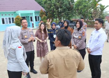 Kapolresta Jambi Kombes Pol Boy Sutan Binanga Siregar, S.I.K., M.H., bersama Ketua Bhayangkari Cabang Kota Jambi Ny. Fifi Boy Siregar dan jajaran Polresta Jambi meninjau dapur Satuan Pengelola Program Gizi (SPPG) Kota Baru saat pelaksanaan distribusi perdana Program Makan Bergizi Gratis (MBG) di SDN 212 Kota Jambi, Selasa (4/11/2025). (Dok, Nahar)