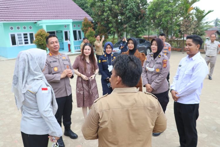Kapolresta Jambi Kombes Pol Boy Sutan Binanga Siregar, S.I.K., M.H., bersama Ketua Bhayangkari Cabang Kota Jambi Ny. Fifi Boy Siregar dan jajaran Polresta Jambi meninjau dapur Satuan Pengelola Program Gizi (SPPG) Kota Baru saat pelaksanaan distribusi perdana Program Makan Bergizi Gratis (MBG) di SDN 212 Kota Jambi, Selasa (4/11/2025). (Dok, Nahar)