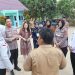 Kapolresta Jambi Kombes Pol Boy Sutan Binanga Siregar, S.I.K., M.H., bersama Ketua Bhayangkari Cabang Kota Jambi Ny. Fifi Boy Siregar dan jajaran Polresta Jambi meninjau dapur Satuan Pengelola Program Gizi (SPPG) Kota Baru saat pelaksanaan distribusi perdana Program Makan Bergizi Gratis (MBG) di SDN 212 Kota Jambi, Selasa (4/11/2025). (Dok, Nahar)