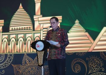 Kepala Eksekutif Pengawas Perbankan Otoritas Jasa Keuangan (OJK) Dian Ediana Rae menyampaikan sambutan pada Pertemuan Tahunan Perbankan Syariah 2025 dalam rangkaian Indonesia Islamic Finance Summit (IIFS) 2025 di Surabaya, Selasa (4/11/2025). (Dok. Humas OJK)