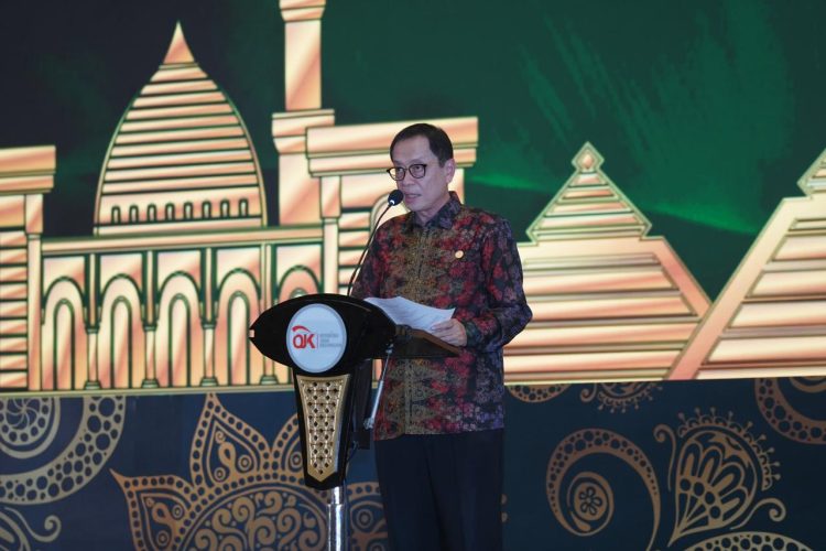 Kepala Eksekutif Pengawas Perbankan Otoritas Jasa Keuangan (OJK) Dian Ediana Rae menyampaikan sambutan pada Pertemuan Tahunan Perbankan Syariah 2025 dalam rangkaian Indonesia Islamic Finance Summit (IIFS) 2025 di Surabaya, Selasa (4/11/2025). (Dok. Humas OJK)