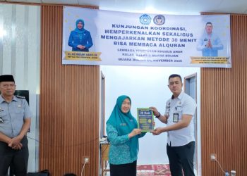 Ketua TP-PKK Provinsi Jambi Hj. Hesnidar Haris, SE (Hesti Haris) menyerahkan buku panduan metode “30 Menit Bisa Membaca Al-Qur’an” kepada Kepala LPKA Kelas II Muara Bulian, J. Selasa (4/11/2025). (Dok. Erit - Kominfo)