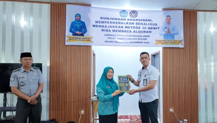Ketua TP-PKK Provinsi Jambi Hj. Hesnidar Haris, SE (Hesti Haris) menyerahkan buku panduan metode “30 Menit Bisa Membaca Al-Qur’an” kepada Kepala LPKA Kelas II Muara Bulian, J. Selasa (4/11/2025). (Dok. Erit - Kominfo)