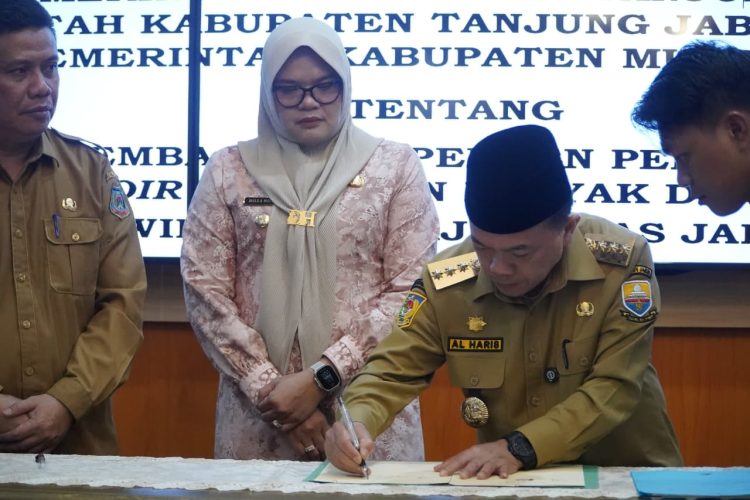Gubernur Jambi Al Haris menandatangani komitmen bersama percepatan realisasi Participating Interest (PI) 10 persen Wilayah Kerja Migas Lemang dan Jabung, disaksikan Bupati Tanjung Jabung Timur Dillah Hikmah Sari dan pejabat terkait di Rumah Dinas Gubernur Jambi, Selasa (4/11/2025). (Dok. ERit- Kominfo)