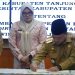 Gubernur Jambi Al Haris menandatangani komitmen bersama percepatan realisasi Participating Interest (PI) 10 persen Wilayah Kerja Migas Lemang dan Jabung, disaksikan Bupati Tanjung Jabung Timur Dillah Hikmah Sari dan pejabat terkait di Rumah Dinas Gubernur Jambi, Selasa (4/11/2025). (Dok. ERit- Kominfo)