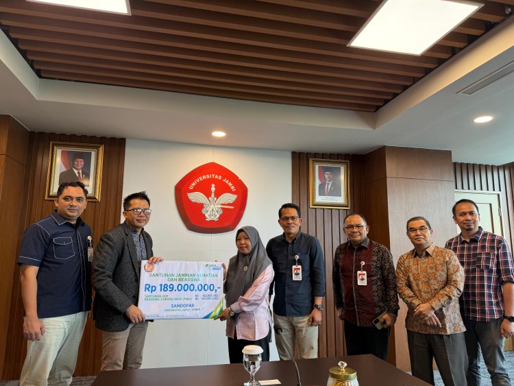 Kepala BPJS Ketenagakerjaan Cabang Jambi, Hendra Elvian, menyerahkan santunan jaminan kematian dan beasiswa senilai Rp189 juta kepada ahli waris pegawai Universitas Jambi almarhum Sandopar di Rektorat Unja Mendalo, Selasa (4/11/2025). (Dok. Daus)