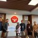 Kepala BPJS Ketenagakerjaan Cabang Jambi, Hendra Elvian, menyerahkan santunan jaminan kematian dan beasiswa senilai Rp189 juta kepada ahli waris pegawai Universitas Jambi almarhum Sandopar di Rektorat Unja Mendalo, Selasa (4/11/2025). (Dok. Daus)