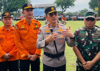 Kapolda Jambi Irjen Pol K.H. Siregar memberikan arahan kepada unsur TNI, Basarnas, dan BPBD usai Apel Kesiapan Tanggap Darurat Bencana Hidrometeorologi di Lapangan Mapolresta Jambi, Rabu (5/11/2025). (Dok. Nahar)