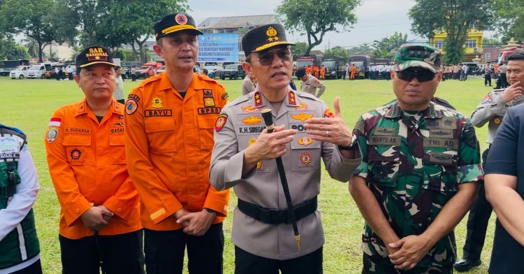 Kapolda Jambi Irjen Pol K.H. Siregar memberikan arahan kepada unsur TNI, Basarnas, dan BPBD usai Apel Kesiapan Tanggap Darurat Bencana Hidrometeorologi di Lapangan Mapolresta Jambi, Rabu (5/11/2025). (Dok. Nahar)