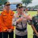 Kapolda Jambi Irjen Pol K.H. Siregar memberikan arahan kepada unsur TNI, Basarnas, dan BPBD usai Apel Kesiapan Tanggap Darurat Bencana Hidrometeorologi di Lapangan Mapolresta Jambi, Rabu (5/11/2025). (Dok. Nahar)