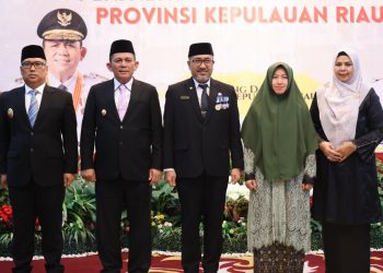 Gubernur Kepulauan Riau Ansar Ahmad (tengah) berfoto bersama Pj Sekda Kepri Luki Zaiman Prawira (kedua kiri), Wakil Gubernur Nyanyang Haris Pratamura (kedua kanan), dan Ketua TP PKK Hj. Dewi Kumalasari Ansar (kanan) usai pelantikan di Gedung Daerah, Tanjungpinang, Rabu (5/11/2025). (Foto: Diskominfo Kepri)