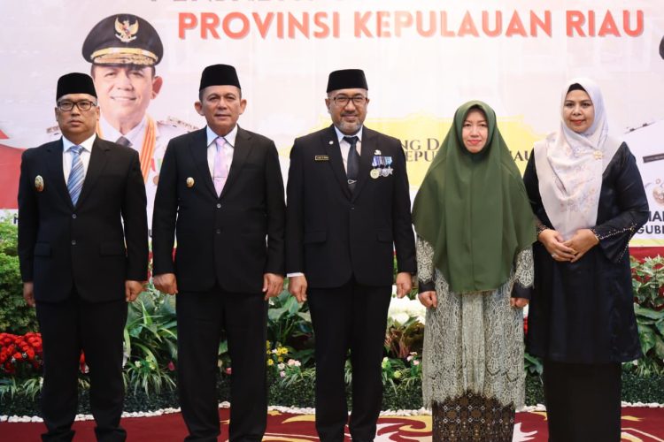 Gubernur Kepulauan Riau Ansar Ahmad (tengah) berfoto bersama Pj Sekda Kepri Luki Zaiman Prawira (kedua kiri), Wakil Gubernur Nyanyang Haris Pratamura (kedua kanan), dan Ketua TP PKK Hj. Dewi Kumalasari Ansar (kanan) usai pelantikan di Gedung Daerah, Tanjungpinang, Rabu (5/11/2025). (Foto: Diskominfo Kepri)