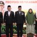 Gubernur Kepulauan Riau Ansar Ahmad (tengah) berfoto bersama Pj Sekda Kepri Luki Zaiman Prawira (kedua kiri), Wakil Gubernur Nyanyang Haris Pratamura (kedua kanan), dan Ketua TP PKK Hj. Dewi Kumalasari Ansar (kanan) usai pelantikan di Gedung Daerah, Tanjungpinang, Rabu (5/11/2025). (Foto: Diskominfo Kepri)