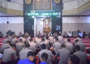 Personel Polda Jambi mengikuti kegiatan pembinaan rohani (Binrohtal) di Masjid Al-Ikhlas Mapolda Jambi, Kamis (6/11/2025). K. (Foto: Nahar)