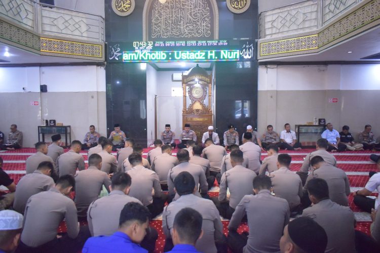 Personel Polda Jambi mengikuti kegiatan pembinaan rohani (Binrohtal) di Masjid Al-Ikhlas Mapolda Jambi, Kamis (6/11/2025). K. (Foto: Nahar)
