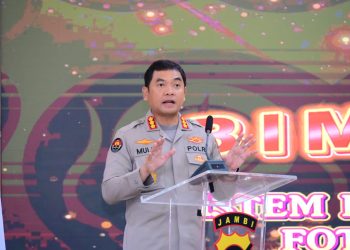 Kabid Humas Polda Jambi Kombes Pol. Mulia Prianto memberikan sambutan saat membuka kegiatan Bimbingan Teknis Sistem Pengelolaan Informasi Terpadu (SPIT) serta pelatihan fotografi dan editing konten visual di lingkungan Polda Jambi, Kamis (6/11/2025) (Foto: Bidhumas Polda Jambi)
