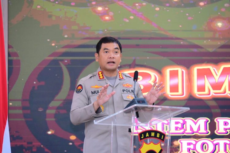 Kabid Humas Polda Jambi Kombes Pol. Mulia Prianto memberikan sambutan saat membuka kegiatan Bimbingan Teknis Sistem Pengelolaan Informasi Terpadu (SPIT) serta pelatihan fotografi dan editing konten visual di lingkungan Polda Jambi, Kamis (6/11/2025) (Foto: Bidhumas Polda Jambi)