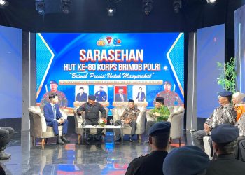 Dansat Brimob Polda Jambi Kombes Pol M. Faishal Aris (tengah) bersama narasumber dan peserta dalam Sarasehan HUT ke-80 Korps Brimob Polri bertema “Brimob Presisi untuk Masyarakat” di Studio TVRI Jambi, Kamis (6/11/2025). (Dok. Humas)