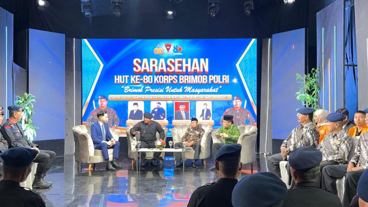 Dansat Brimob Polda Jambi Kombes Pol M. Faishal Aris (tengah) bersama narasumber dan peserta dalam Sarasehan HUT ke-80 Korps Brimob Polri bertema “Brimob Presisi untuk Masyarakat” di Studio TVRI Jambi, Kamis (6/11/2025). (Dok. Humas)