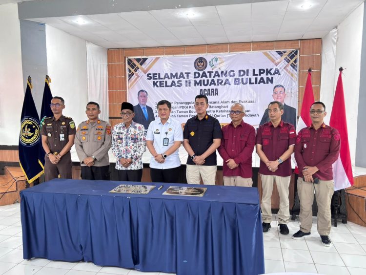 Kepala Kanwil Ditjenpas Jambi Hidayat bersama Wakil Bupati Batanghari H. Bakhtiar, S.P., dan jajaran Forkopimda menandatangani prasasti peresmian Lembaga Pendidikan Al-Qur’an (LPQ) di LPKA Kelas II Muara Bulian, Kamis (6/11/2025). . (Foto: Humas LPKA Muara Bulian)