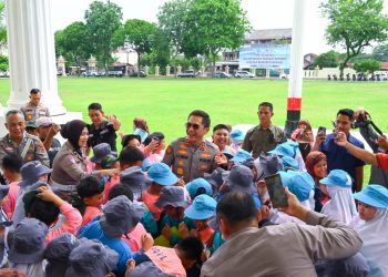 Kapolda Jambi Irjen Pol Krisno H. Siregar berinteraksi hangat dengan anak-anak SD Al Falah Kota Jambi saat kunjungan edukasi ke Mapolresta Jambi, Rabu (5/11/2025). (Dok,. Nahar)