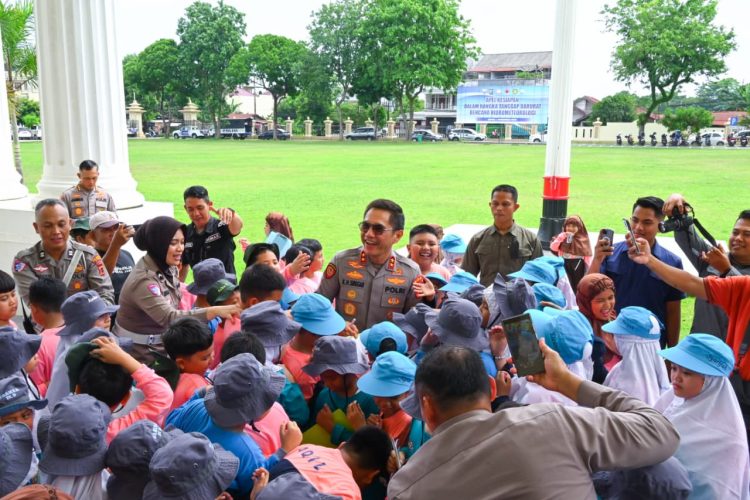 Kapolda Jambi Irjen Pol Krisno H. Siregar berinteraksi hangat dengan anak-anak SD Al Falah Kota Jambi saat kunjungan edukasi ke Mapolresta Jambi, Rabu (5/11/2025). (Dok,. Nahar)