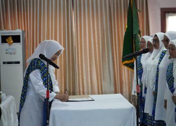 Ketua TP-PKK Provinsi Jambi sekaligus Ketua PW BKMT Provinsi Jambi, Hj. Hesnidar Haris (Hesti Haris), menandatangani berita acara pelantikan Pengurus Daerah BKMT Kabupaten Bungo periode 2025–2029 di Wisma PP Alisudin, Rumah Dinas Bupati Bungo, Kamis (6/11/2025). (Dok. Erit - Kominfo)