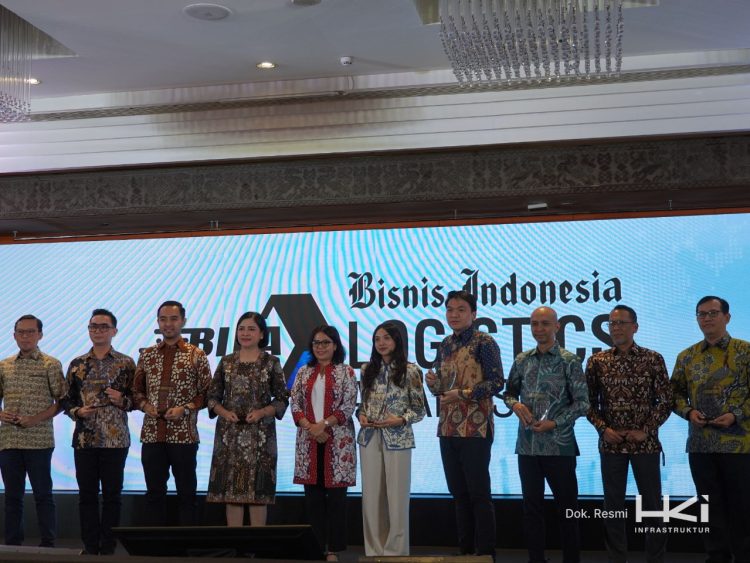 Direktur Operasi I PT Hutama Karya Infrastruktur (HKI), G. Aji Sentosa (kelima dari kiri), menerima penghargaan “Outstanding State-Owned Subsidiary in Toll Road Development” pada ajang Bisnis Indonesia Logistics Awards (BILA) 2025 di Hotel Borobudur, Jakarta, Rabu (5/11/2025). (Dok. Resmi HKI Infrastruktur)