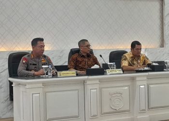 Ketua Tim Supervisi Rowassidik Bareskrim Polri Kombes Pol Hari Sarwono (tengah) bersama Kapolresta Jambi Kombes Pol Boy Sutan Binanga Siregar (kiri) saat kegiatan supervisi di Aula Lokamanginti Polresta Jambi, Jumat (7/11/2025). (Dok. Humas)