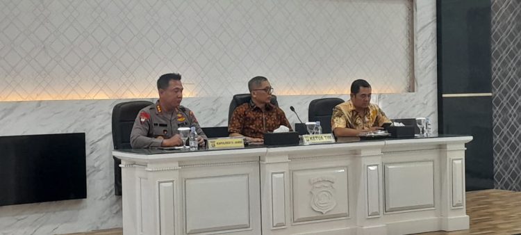 Ketua Tim Supervisi Rowassidik Bareskrim Polri Kombes Pol Hari Sarwono (tengah) bersama Kapolresta Jambi Kombes Pol Boy Sutan Binanga Siregar (kiri) saat kegiatan supervisi di Aula Lokamanginti Polresta Jambi, Jumat (7/11/2025). (Dok. Humas)