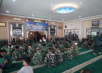 Personel Korem 042/Gapu mengikuti doa bersama dalam rangka HUT ke-66 di Masjid At-Taqwa Makorem 042/Gapu, Jambi, Jumat (7/11/2025). (Dok. Nahar)
