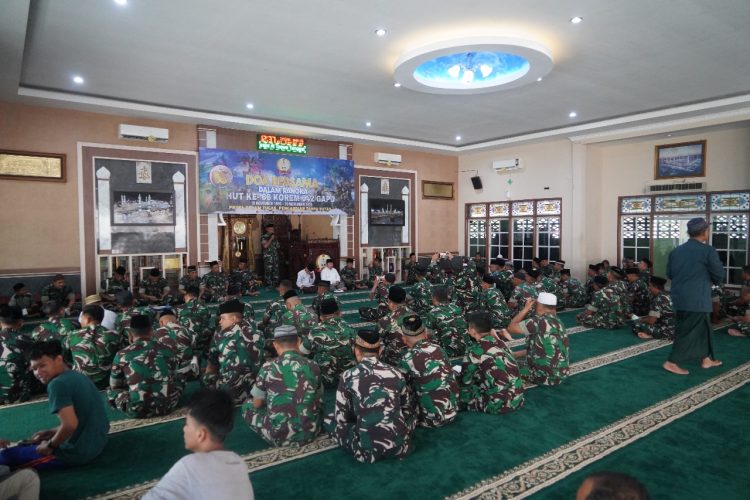 Personel Korem 042/Gapu mengikuti doa bersama dalam rangka HUT ke-66 di Masjid At-Taqwa Makorem 042/Gapu, Jambi, Jumat (7/11/2025). (Dok. Nahar)