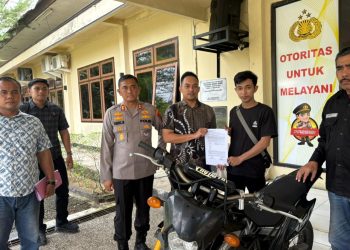Kapolres Muaro Jambi AKBP Heri Supriawan, S.I.K., M.H. menyerahkan satu unit sepeda motor hasil ungkap kasus curanmor kepada pemiliknya, Andri (25), di halaman Mapolres Muaro Jambi, Jumat (7/11/2025). (Foto: Dok. Polres Muaro Jambi)