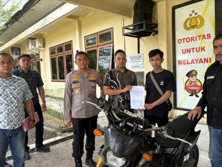 Kapolres Muaro Jambi AKBP Heri Supriawan, S.I.K., M.H. menyerahkan satu unit sepeda motor hasil ungkap kasus curanmor kepada pemiliknya, Andri (25), di halaman Mapolres Muaro Jambi, Jumat (7/11/2025). (Foto: Dok. Polres Muaro Jambi)