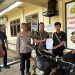 Kapolres Muaro Jambi AKBP Heri Supriawan, S.I.K., M.H. menyerahkan satu unit sepeda motor hasil ungkap kasus curanmor kepada pemiliknya, Andri (25), di halaman Mapolres Muaro Jambi, Jumat (7/11/2025). (Foto: Dok. Polres Muaro Jambi)