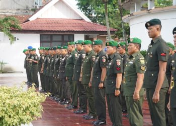 Personel Korem 042/Gapu mengikuti upacara ziarah rombongan di Taman Makam Pahlawan Satria Bhakti, Kota Jambi, Kamis (7/11/2025). (Dok. Nahar)