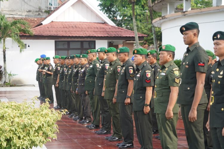 Personel Korem 042/Gapu mengikuti upacara ziarah rombongan di Taman Makam Pahlawan Satria Bhakti, Kota Jambi, Kamis (7/11/2025). (Dok. Nahar)
