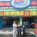 Petugas Jasa Raharja menyerahkan voucher apresiasi kepada wajib pajak di salah satu outlet Planet Ban, sebagai bentuk kerja sama program penghargaan bagi pembayar pajak kendaraan bermotor yang taat, Jumat (6/11/2025). (Dok. Humas JR)