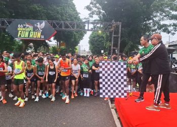 Ribuan peserta bersiap di garis start mengikuti Fun Run 5K dalam rangka HUT ke-66 Korem 042/Garuda Putih di Kota Jambi, Sabtu (8/11/2025). (Dok. Nahar)