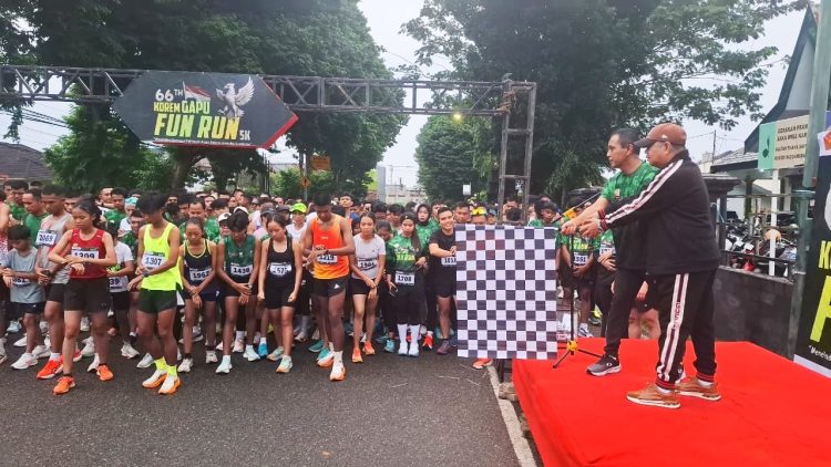 Ribuan peserta bersiap di garis start mengikuti Fun Run 5K dalam rangka HUT ke-66 Korem 042/Garuda Putih di Kota Jambi, Sabtu (8/11/2025). (Dok. Nahar)