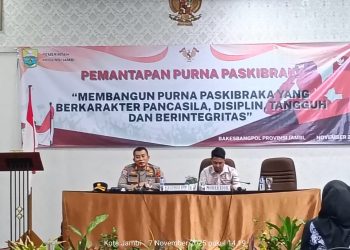 AKBP Dr. Dadang Djoko Karyanto (kiri) dari Ditbinmas Polda Jambi saat menyampaikan materi bertema “Sinergi Tangguh: Polri dan Purna Paskibraka sebagai Teladan Ketangguhan dan Ketertiban” pada kegiatan Pemantapan Purna Paskibraka Provinsi Jambi di Hotel Shang Ratu, Jumat (7/11/2025). (Dok. Nahar)