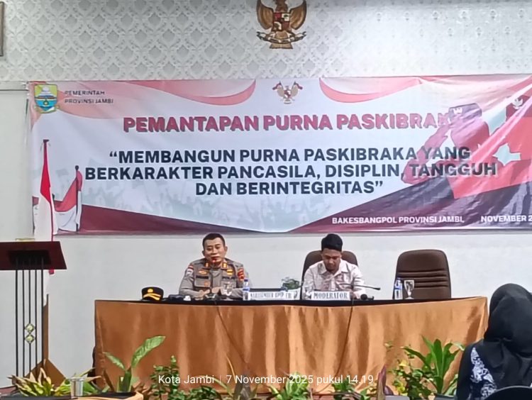 AKBP Dr. Dadang Djoko Karyanto (kiri) dari Ditbinmas Polda Jambi saat menyampaikan materi bertema “Sinergi Tangguh: Polri dan Purna Paskibraka sebagai Teladan Ketangguhan dan Ketertiban” pada kegiatan Pemantapan Purna Paskibraka Provinsi Jambi di Hotel Shang Ratu, Jumat (7/11/2025). (Dok. Nahar)